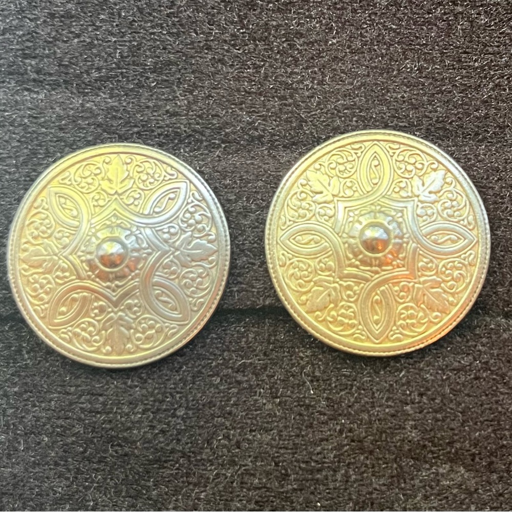 Silver w beautiful detailed design. Round clip earrings.